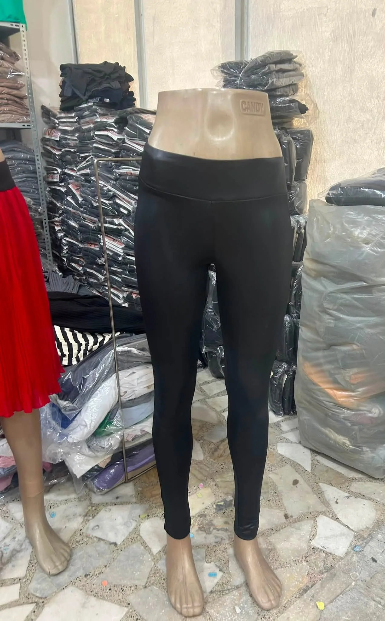 Toptan Disko Tayt – Deri Görünümlü Likralı, S-2XL Serili, İstanbul ürünü
