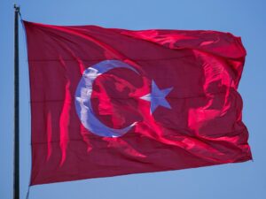 Türkiye'de modern bir tekstil fabrikasında üretim yapan işçiler ve makineler